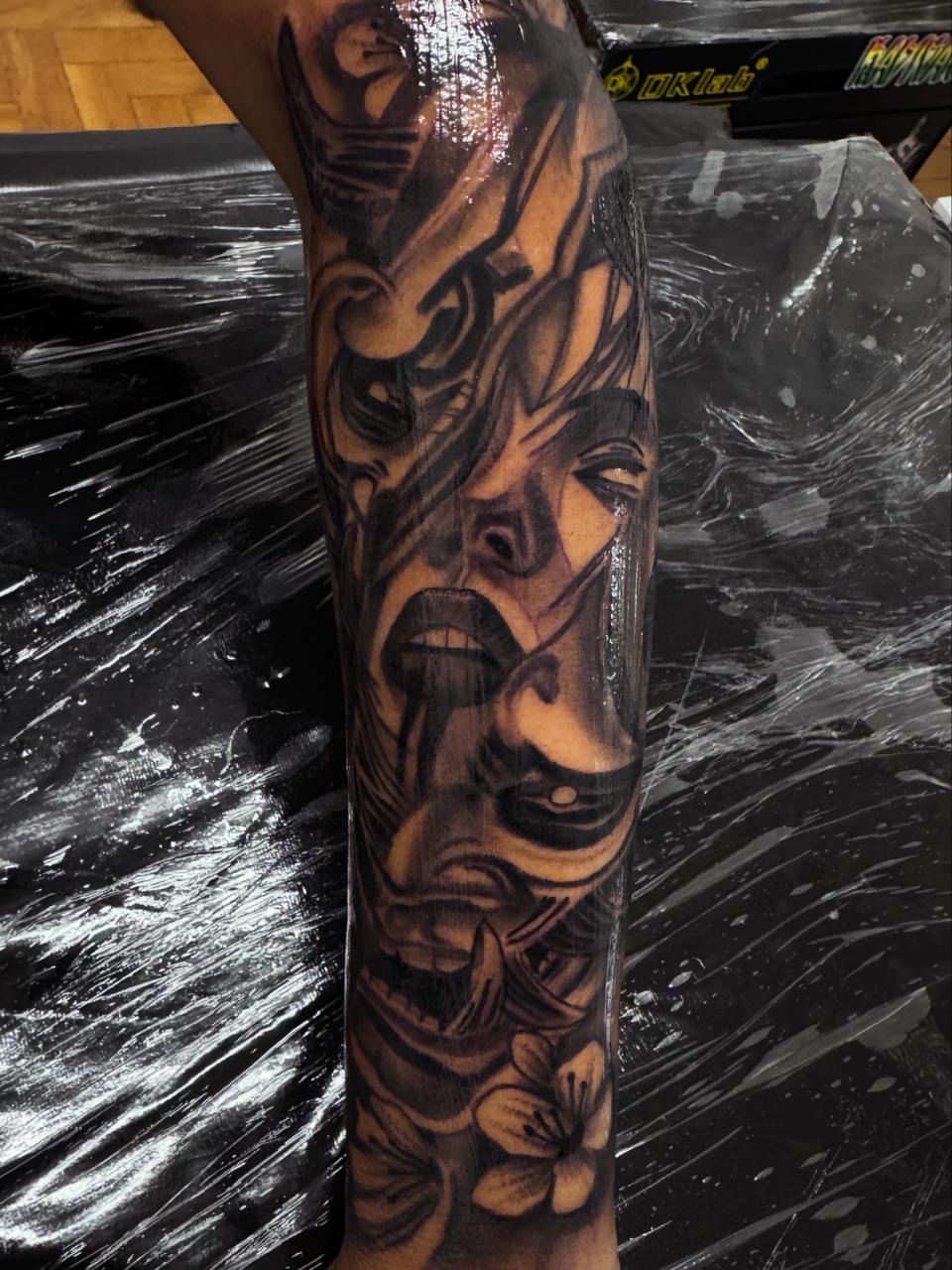 Tatuagem blackwork no antebraço