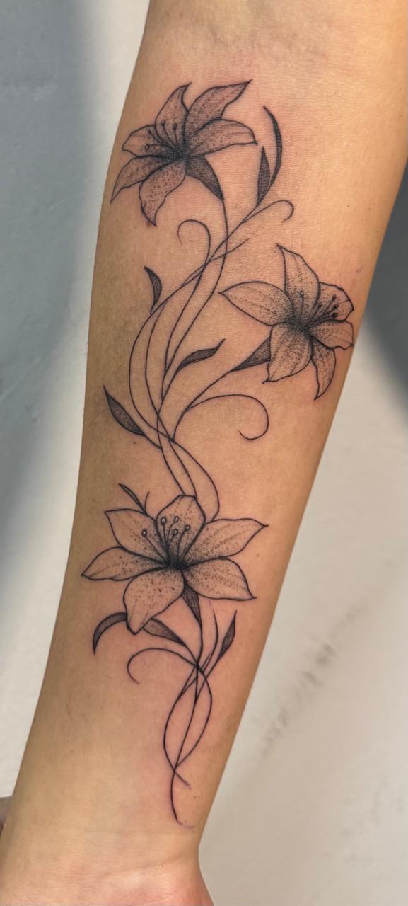 Tatuagem fineline de lírios