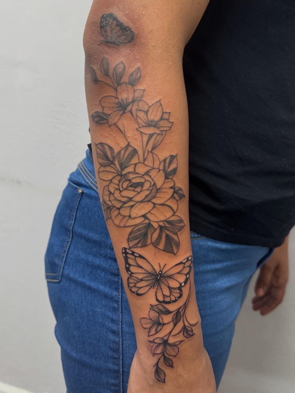 Tatuagem floral com borboleta