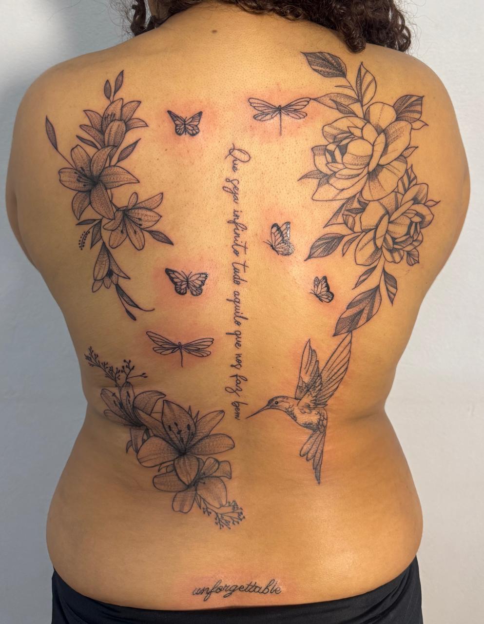 Tatuagem fine line nas costas